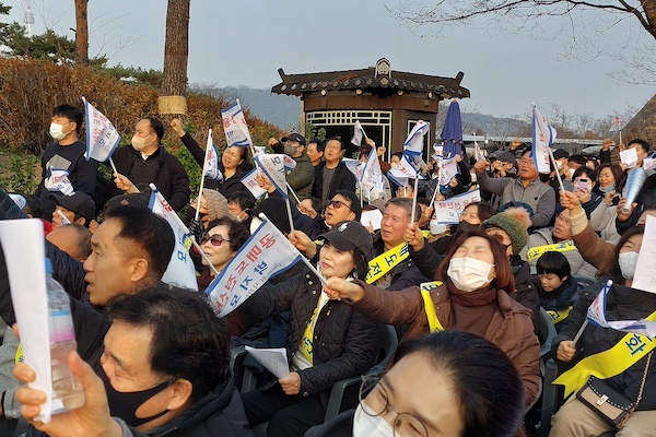 9일 오후 서울 용산구 대통령실 앞에서 금융선진화모임  주최로 2000여명의 시민이 참여한 가운데 공매도 제도개선을 요구하는 집회가 열렸다. 