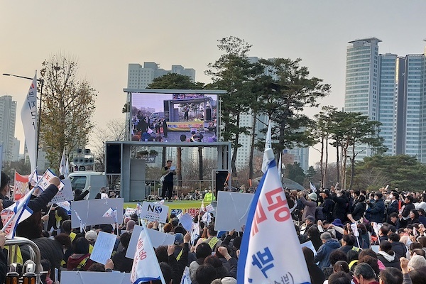 9일 오후 서울 용산구 대통령실 앞에서 금융선진화모임  주최로 2000여명의 시민이 참여한 가운데 공매도 제도개선을 요구하는 집회가 열렸다. 