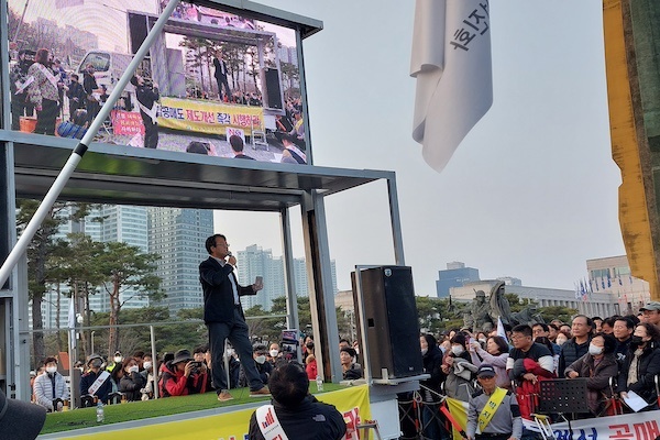 선대인경제연구소장이 9일 오후 서울 용산구 대통령실 앞에서 열린 공매도 제도개선 요구 집회에 참석해 연설을 하고 있다.
