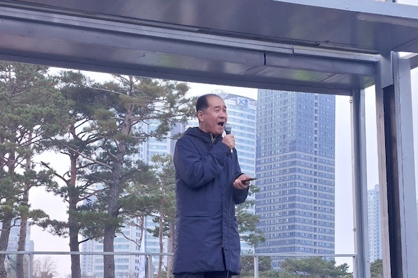 박순혁 전 금양이사가 9일 오후 서울 용산구 대통령실 앞에서 열린 공매도 제도개선 집회에 참석해 연설을 하고 있다. 