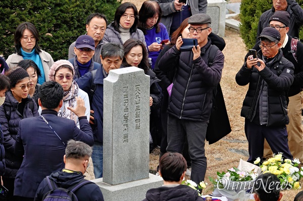 9일 서울현충원에서는 시민 100명이 모여 서울의봄 및 12.12 특별 현충원 투어를 진행했다. 사진은 12.12 반란군에 맞서 싸운 정병주 장군 묘 앞. 