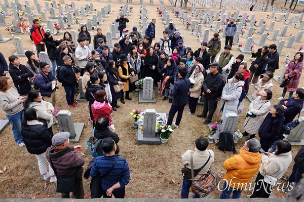 9일 서울현충원에서는 시민 100명이 모여 서울의봄 및 12.12 특별 현충원 투어를 진행했다. 사진은 12.12 전사자 김오랑 중령 묘 앞.