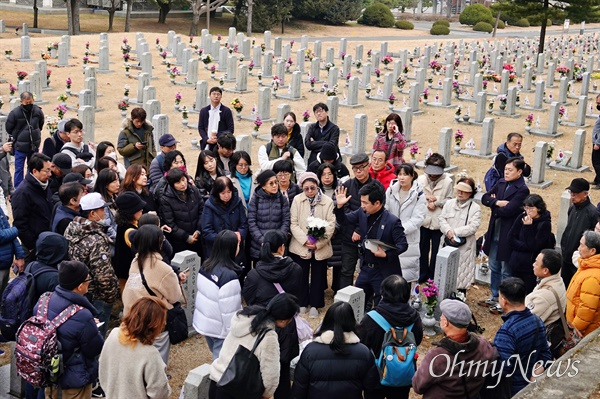 9일 서울현충원에서는 시민 100명이 모여 서울의봄 및 12.12 특별 현충원 투어를 진행했다. 사진은 12.12 전사자 김오랑 중령 묘 앞.
