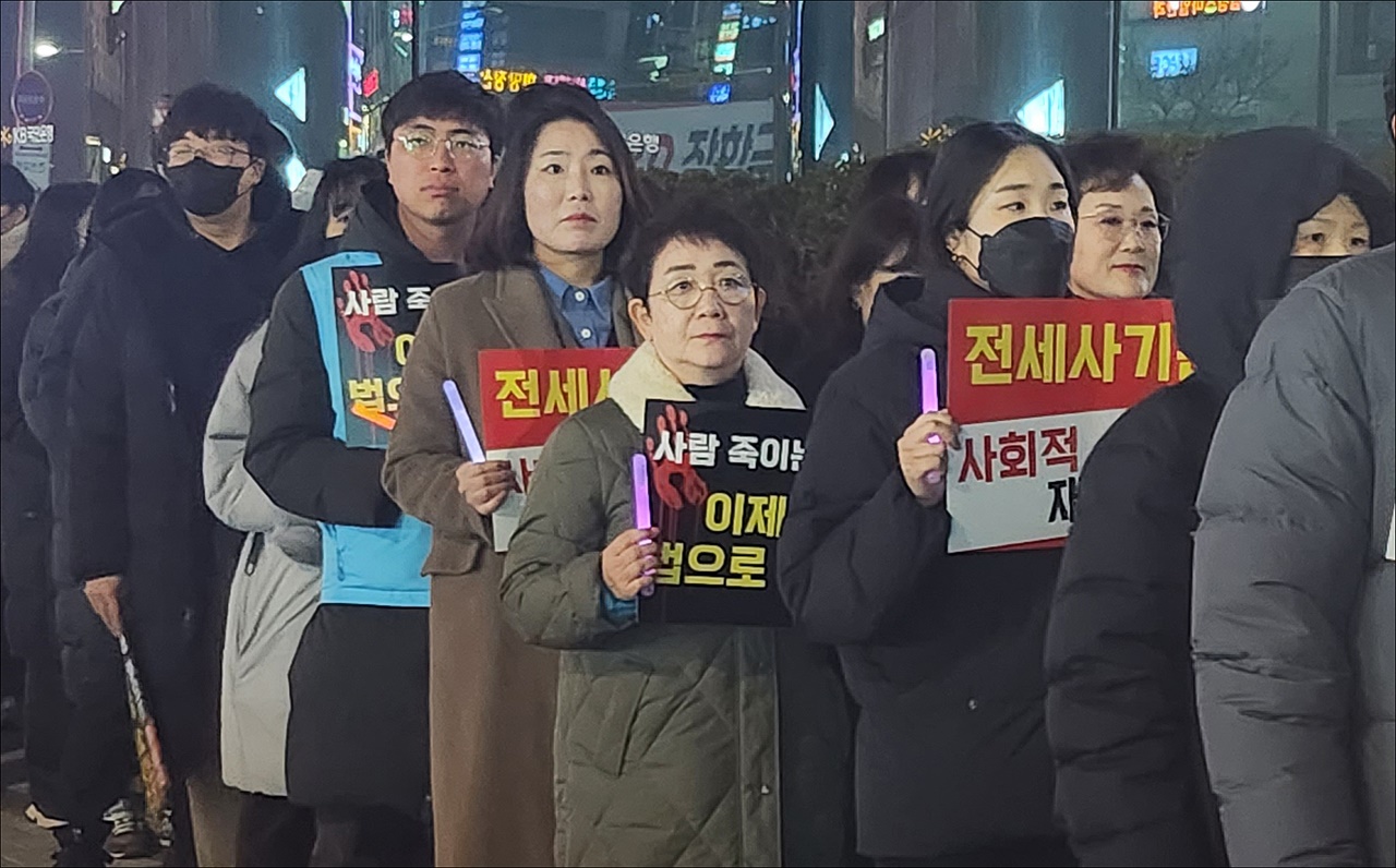 박정현 민주당 최고위원(사진 가운데)이 지난 5일 저녁 대전시청 남문 광장에서 열린 전세사기피해자대책위원회 전국 공동행동에 참여하여 거리행진을 함께 하고 있다.