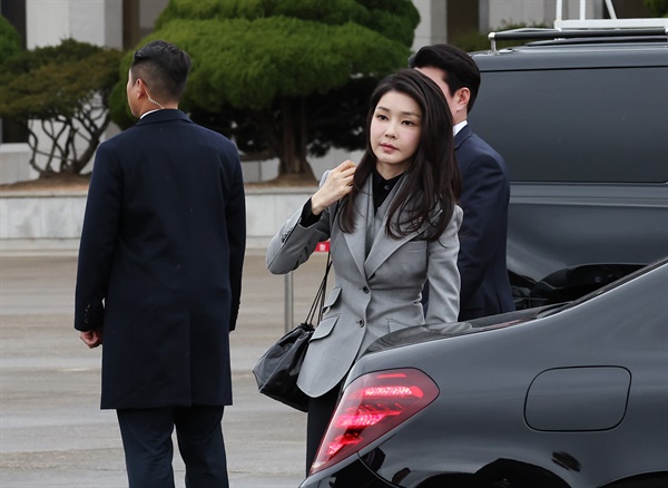 2023년 12월 11일 윤석열 대통령과 네덜란드를 국빈 방문하는 김건희 여사가 경기 성남 서울공항에 도착해 차에서 내리고 있다.