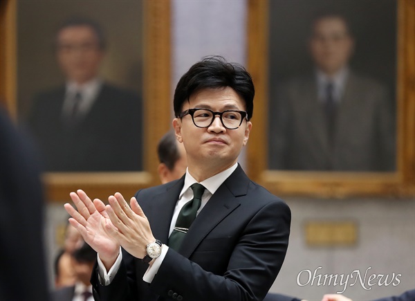 한동훈 법무부장관이 11일 오후 서울 서초동 대법원에서 열린  조희대 대법원장 취임식에서 박수를 치고 있다.