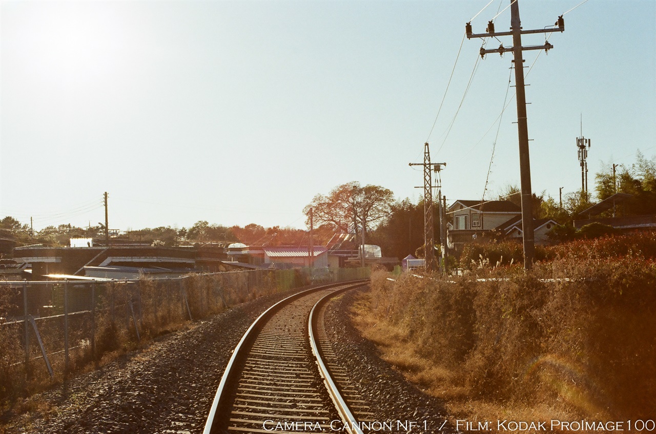 마을을 관통하는 경전선 도롯가에 차단기가 있는 단선의 철도. 참 오랜만에 보는 모습이다.