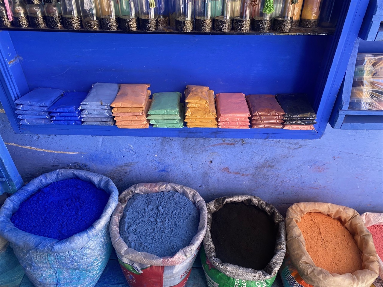 셰프샤우엔 마을을 칠하는 원색의 염료들