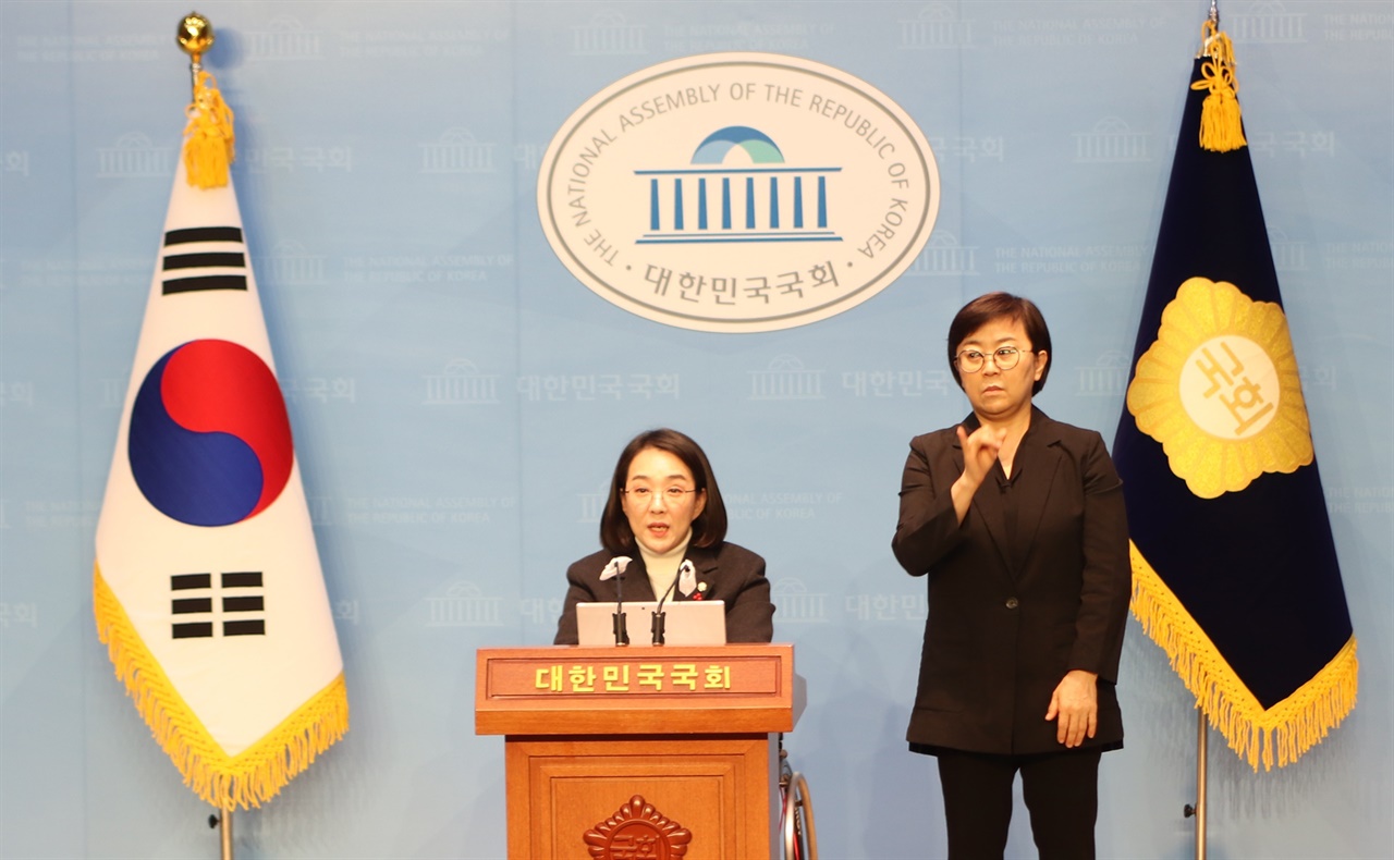11일 국회소통관에서 더불어민주당 최혜영 원내대변인이 기자회견을 하고 있다.