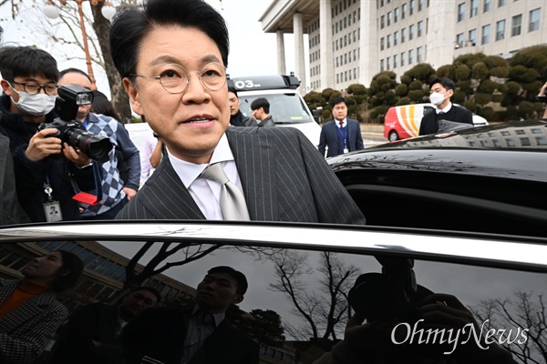 내년 총선 불출마를 공식 선언한 장제원 국민의힘 의원이 12일 오전 서울 여의도 국회 소통관에서 기자회견을 마친 뒤 차량에 오르고 있다. 
