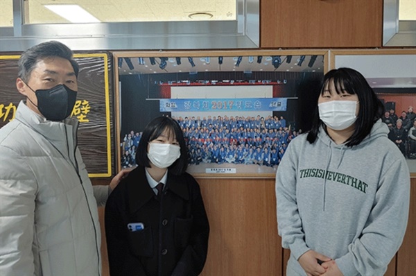 서울중앙보훈병원 1층 로비 벽에 걸린 오희옥 지사 사진 앞에서, 왼쪽이 오희옥 지사 아드님, 가운데가 영문중학교 정민지, 오른쪽이 고하은 학생
