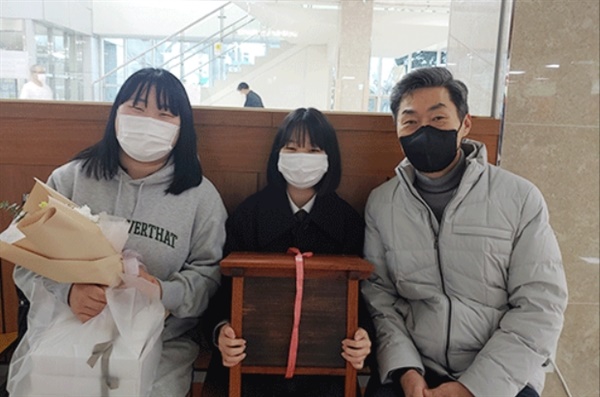 영문중학교 소목반 학생들이 손수 만든 목공예품 '뒤주'를 오희옥 지사의 아드님께 선물했다(고하은, 정민지 학생(왼쪽부터)
