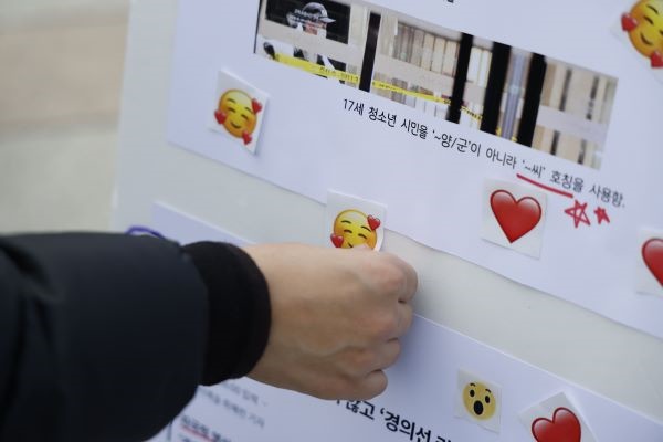 청소년인권운동연대 지음이 9일 서울 보신각앞에서 ‘어린사람은 아랫사람이 아니다’ 캠페인 퍼포먼스를 벌이고 있다. 