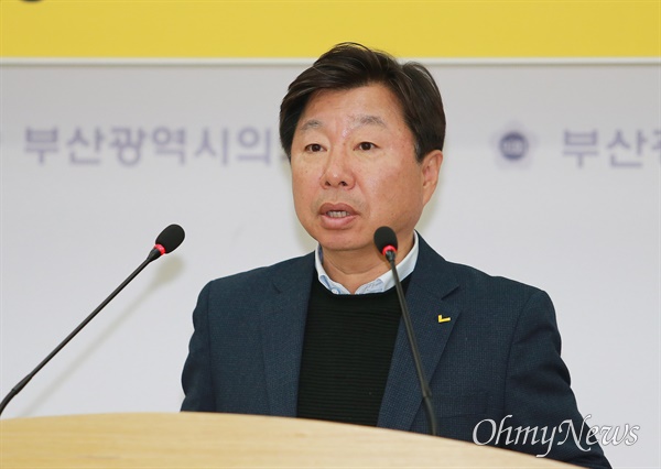 김영진 정의당 부산시당 위원장이 12일 부산시의회에서 부산 중영도구 출마를 공식화하고 있다.