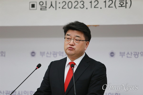 김종천 영파의료재단 이사장이 12일 부산시의회 브리핑룸을 찾아 22대 총선 출마선언을 발표하고 있다.