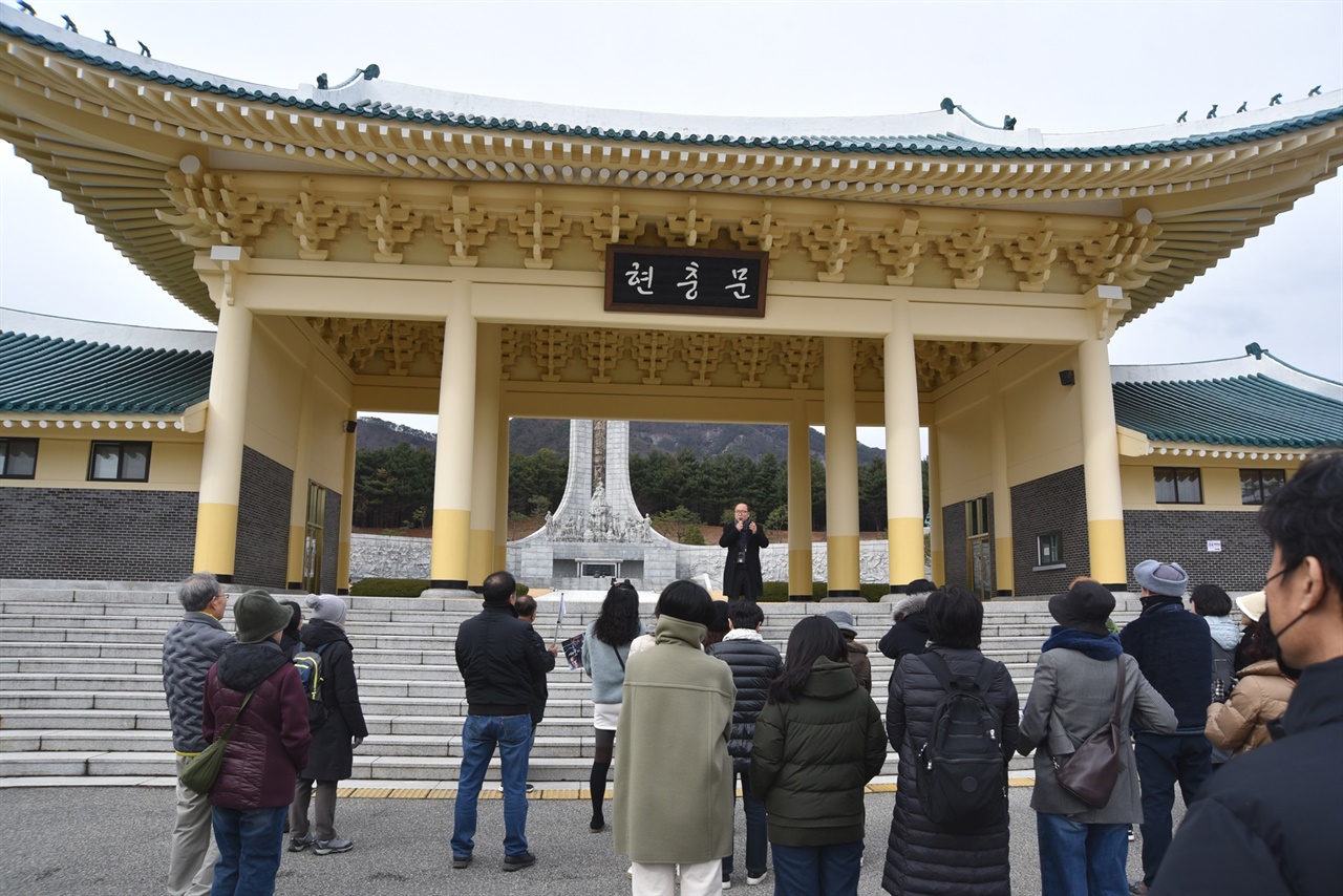 12월 12일 낮 12시 12분에 시작된 대전현충원 답사에 영화 ‘서울의 봄’을 보고 분노한 사람들 40여명이 현충문 앞으로 모여들었다.