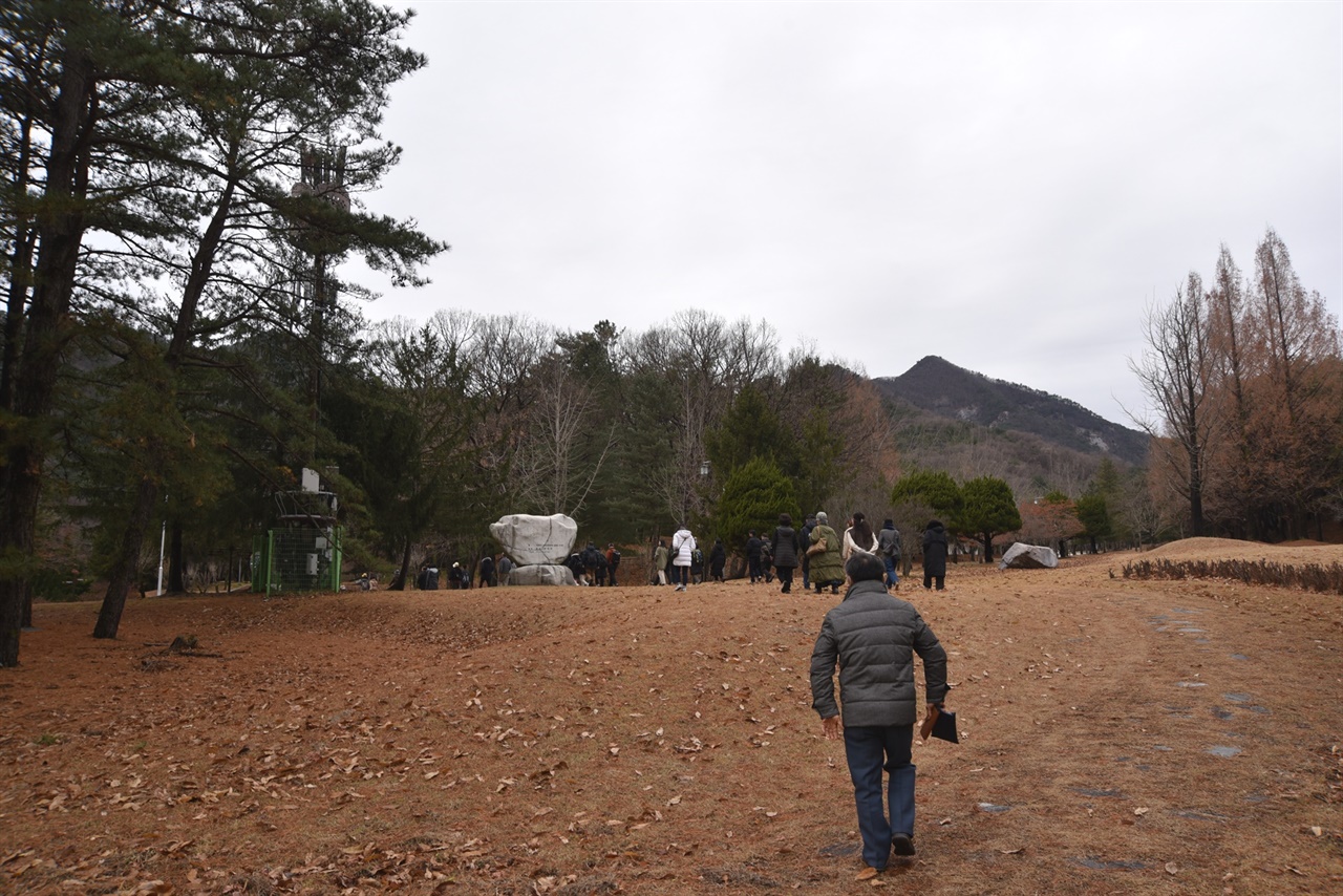 대전현충원 현충문에서 대통령 묘역까지는 800미터 떨어져 있어 도보로 이동을 해야만 했다.
