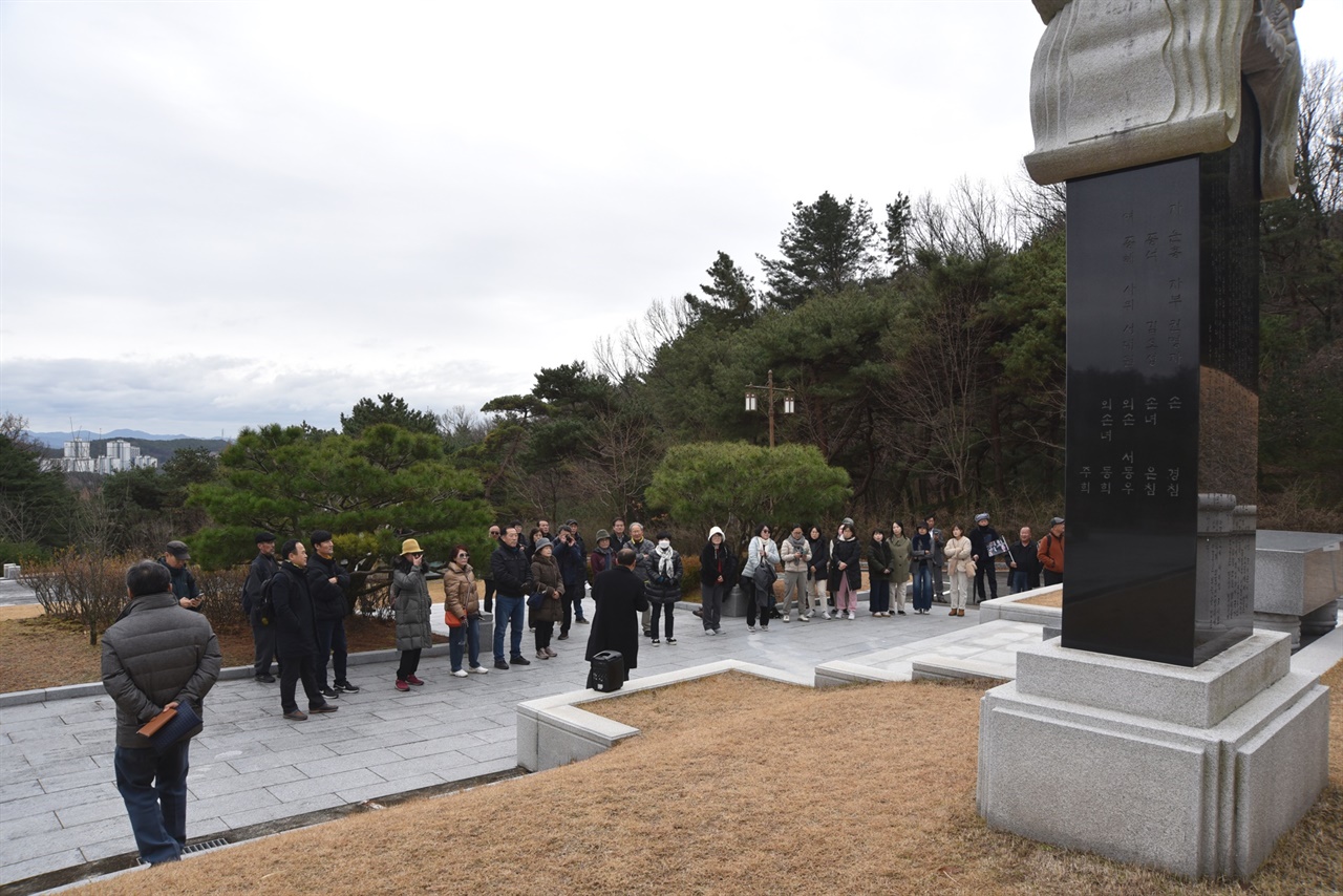 대전현충원 대통령묘역에 홀로 안장되어 있는 최규하 대통령 묘 앞에서 임재근 해설사는 대통령의 책무와 침묵의 비겁함에 대해 이야기 했다.