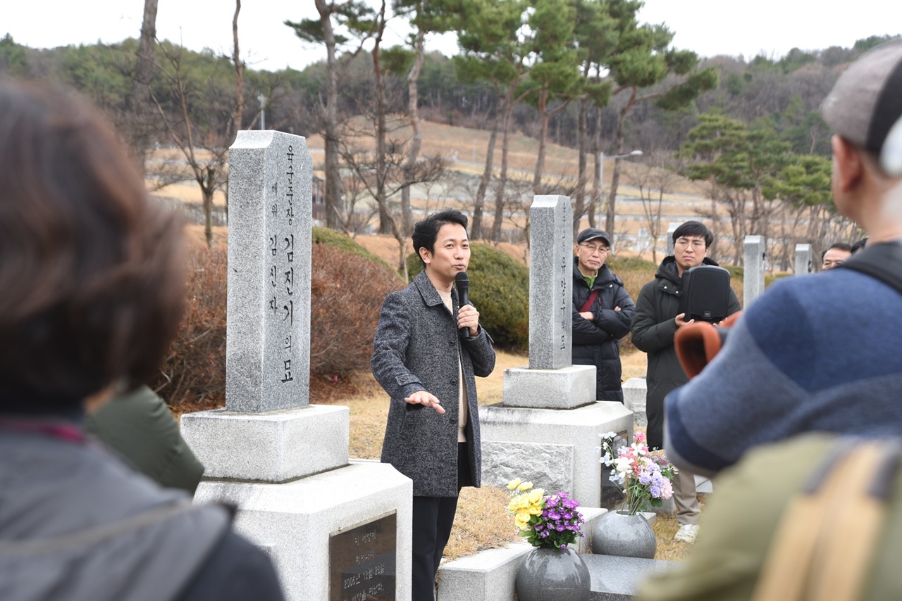 12.12군사반란 하나회 세력의 반란 사실을 알고 진압하려 경주하였지만 결국 실패하고 말았던 김진기 헌병감의 이야기를 영화 ‘서울의 봄’과 연결지어 설명하고 있다.