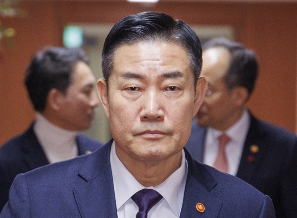 신원식 국방부 장관이 5일 오전 서울 종로구 정부서울청사에서 열린 국무회의에 입장하고 있다. 