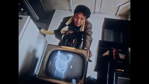 "백남준: 달은 가장 오래된 TV" 스틸 영화 스틸 이미지