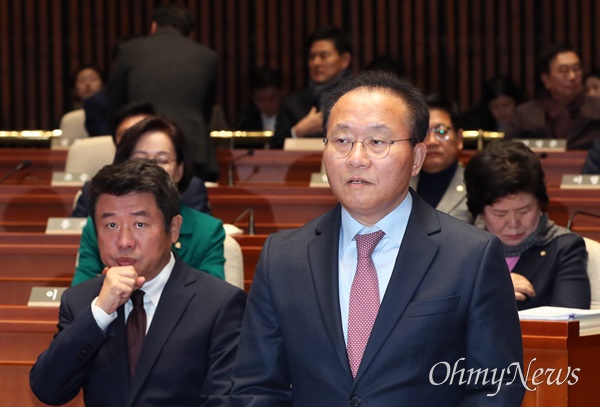  윤재옥 국민의힘 당대표 권한대행이 15일 서울 여의도 국회에서 열린 비상의원총회에서 발언대로 향하고 있다.
