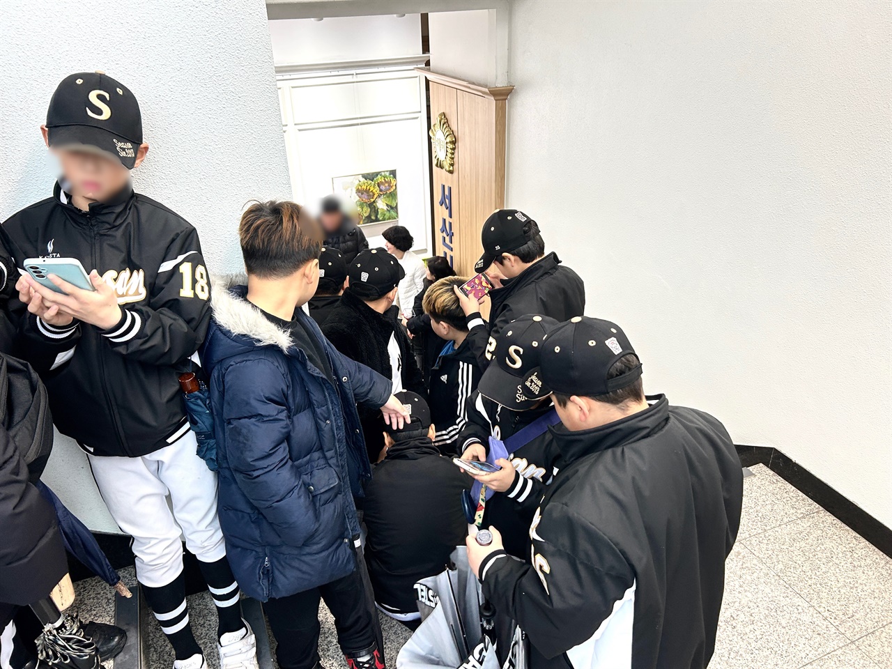 오지환 선수의 서산 방문 소식이 전해지자, 팬 사인회 한 시간 전부터 팬들이 몰려들면서, 서산시의회로 이어지는 3층 계단까지 들어찼다.
