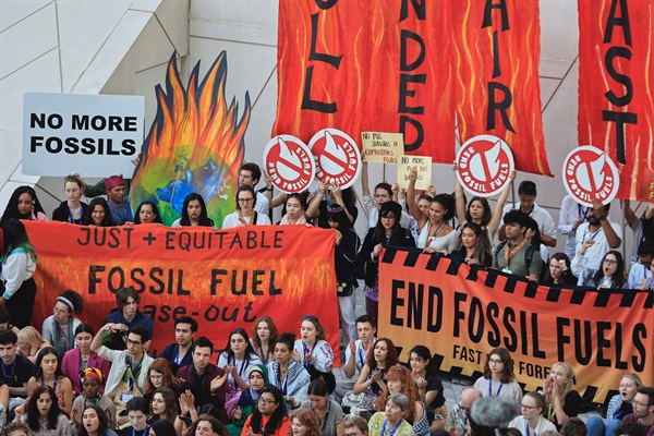 기후 활동가들이 지난 12일(현지 시각) 제28차 유엔기후변화협약 당사국총회(COP28)가 열린 아랍에미리트(UAE) 두바이에서 화석연료 사용에 반대하는 시위를 벌이고 있다. 2023.12.13