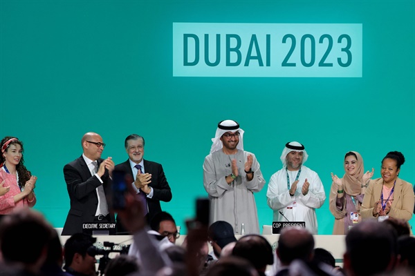 술탄 알자베르 제28차 유엔기후변화협약 당사국총회(COP28) 의장(가운데)이 13일(현지시각) 아랍에미리트(UAE) 두바이에서 전체 회의에 앞서 박수를 치고 있다. COP28은 이날 화석연료로부터의 '전환'을 골자로 하는 합의를 도출했다. 2023.12.13