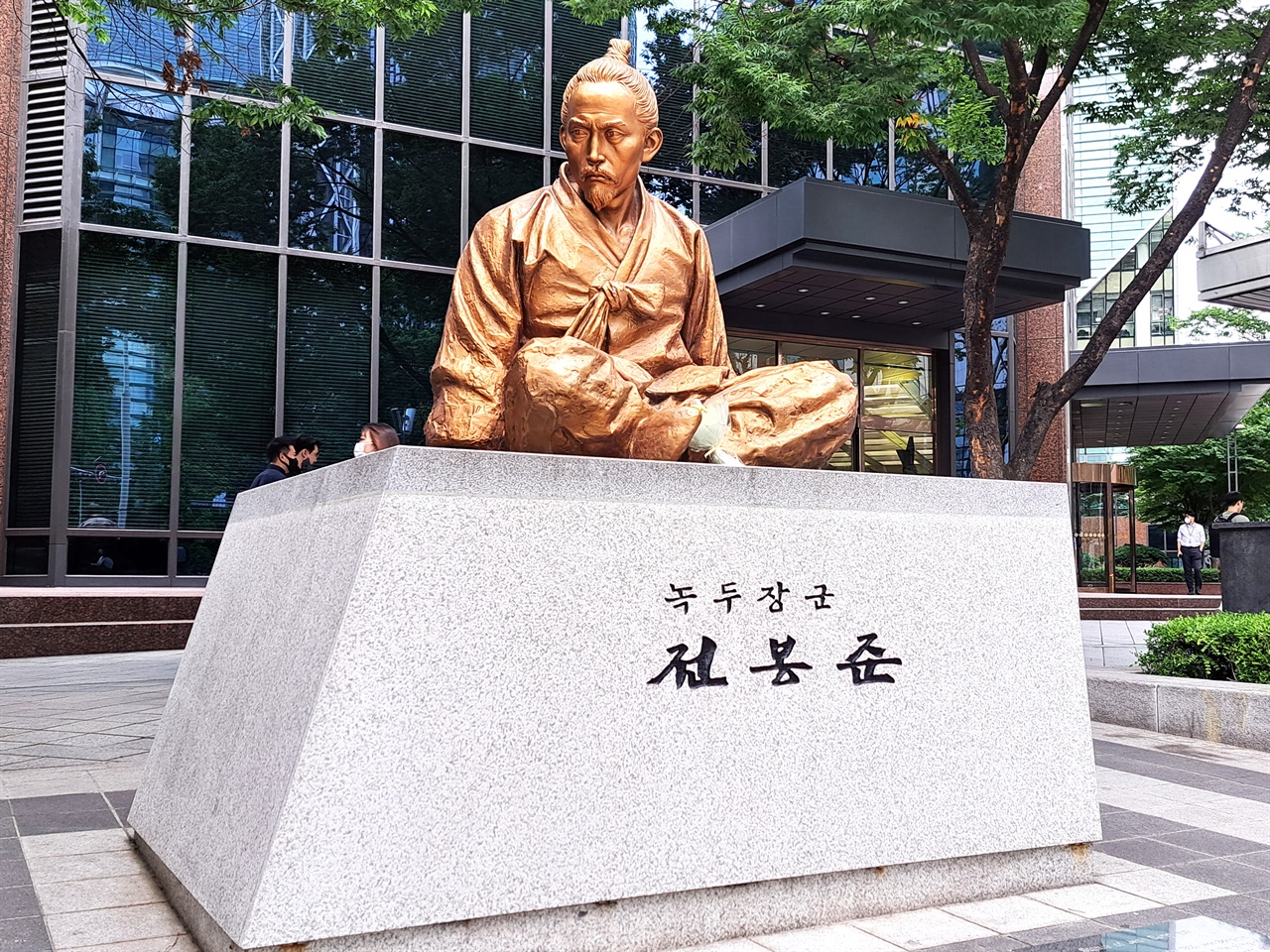 의금부가 있던 자리 맞은 편 종로1가 사거리에 있는 전봉준 장군 동상.