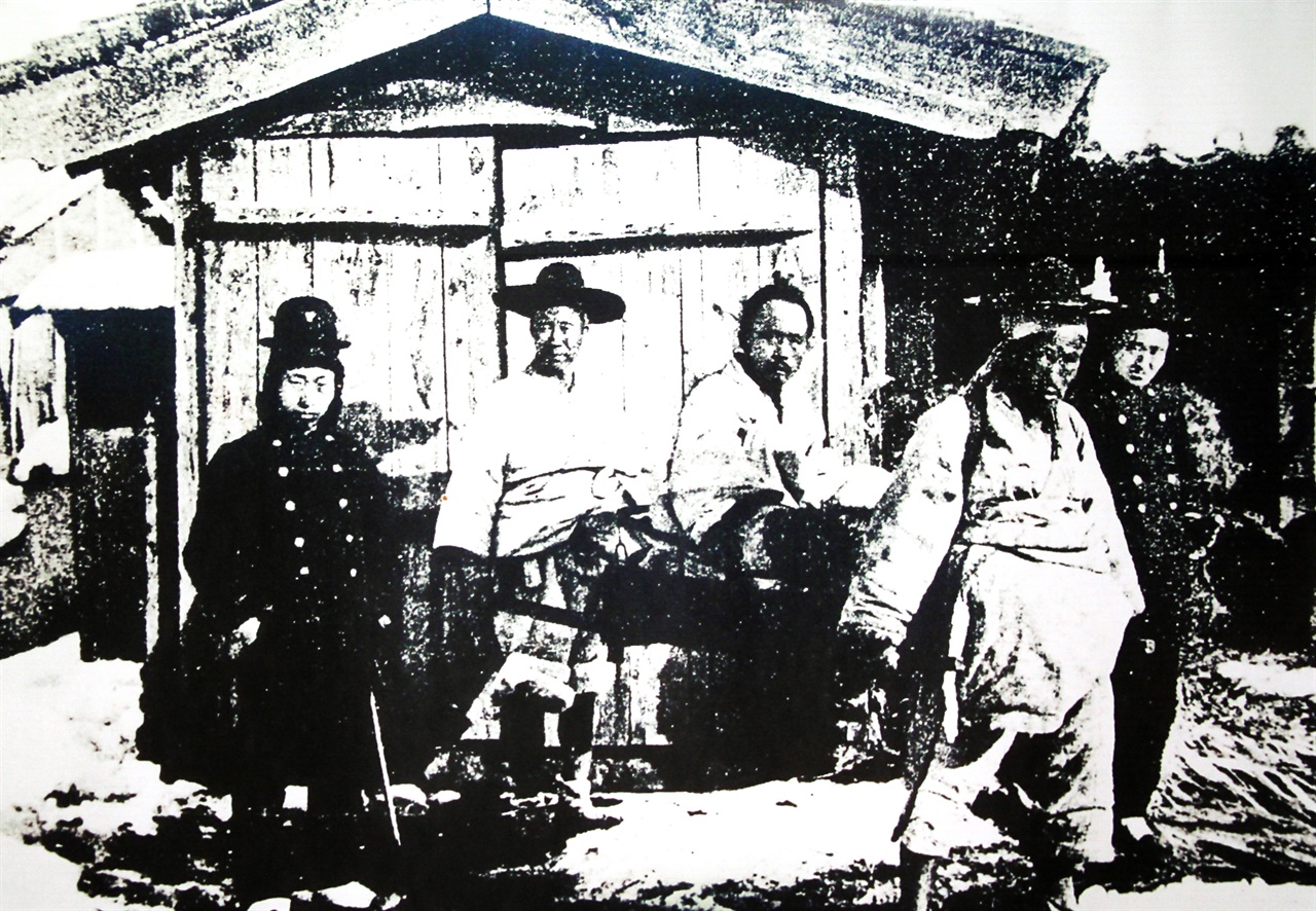 1895년 재판을 받으며 이동 중 찍힌 전봉준 장군의 유일한 사진.