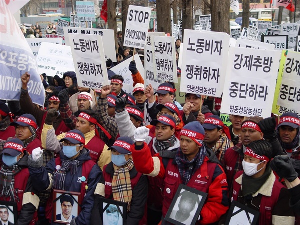  2003년부터 2004년, 강제추방에 반대하며 380일간의 명동성당 미등록이주노동자 농성투쟁에 참여한 이주노동자들은 자신들이 인간으로서, 노동자로서 한국 사회에 존재한다는 것을 알렸다. 사진은 집회 중인 이주노동자 농성단.