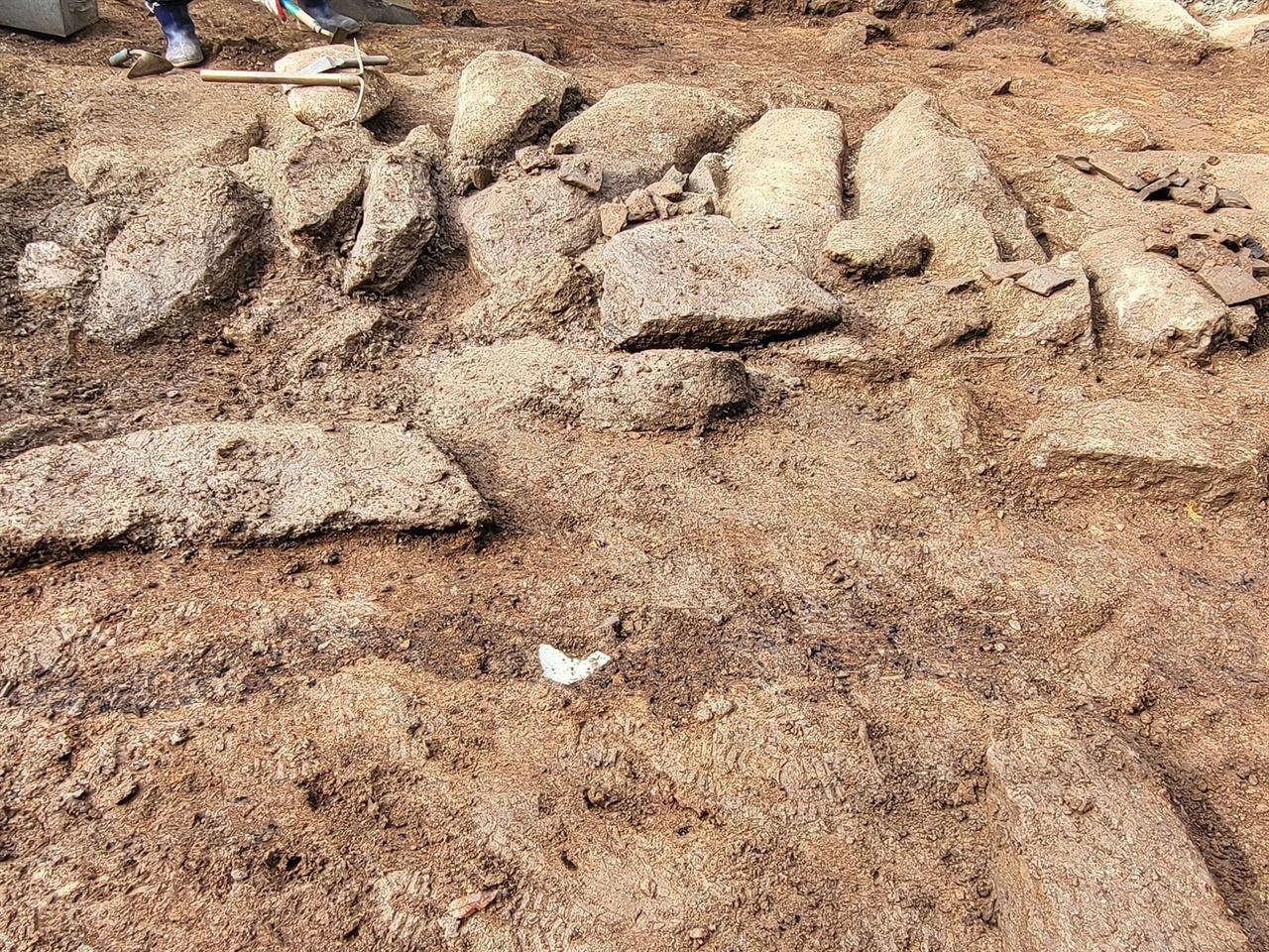 지난 4월 충남역사문화연구원은 지표조사에 이어 서산 부석사에서 유물 발굴작업을 진행했다. 