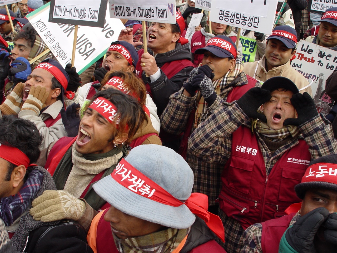  명동성당 농성단이 서울 오목교역 인근 서울출입국관리사무소 앞에서 집회를 하고 있다. 미등록 이주노동자들이 출입국 사무소 앞에서 대중적으로 집회를 한 건 사상 초유의 일이었다. (2003.12.18.)