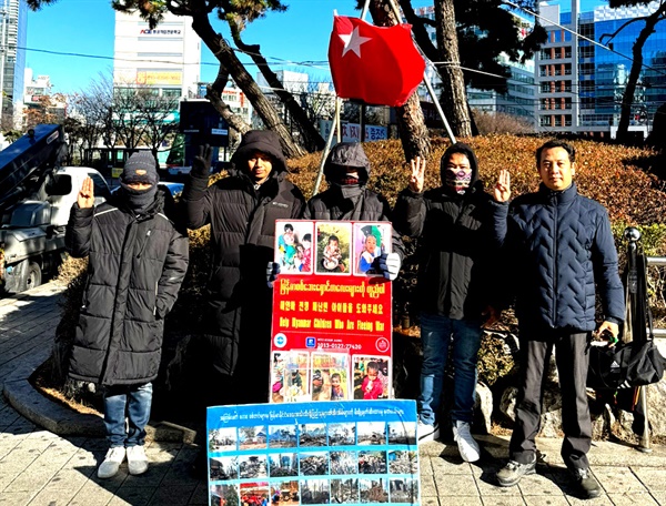 부평역 앞 미얀마 피란민 돕기 모금운동(맨 오른쪽이 조모아 대표).