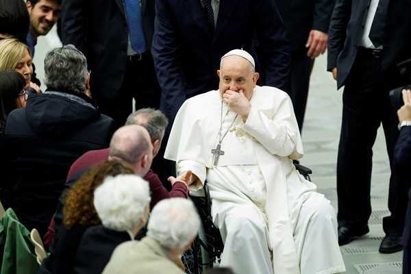 2023년 11월 29일(현지 시각) 프란치스코 교황이 바티칸 바오로 6세 홀에서 열린 수요 일반알현에 참석해 신자들을 만나는 도중 기침하고 있다. 교황청은 전날 교황이 독감과 폐 염증 등 건강 문제로 아랍에미리트(UAE) 두바이에서 열리는 제28차 유엔기후변화협약 당사국총회(COP28) 참석을 취소했다고 밝혔다. 