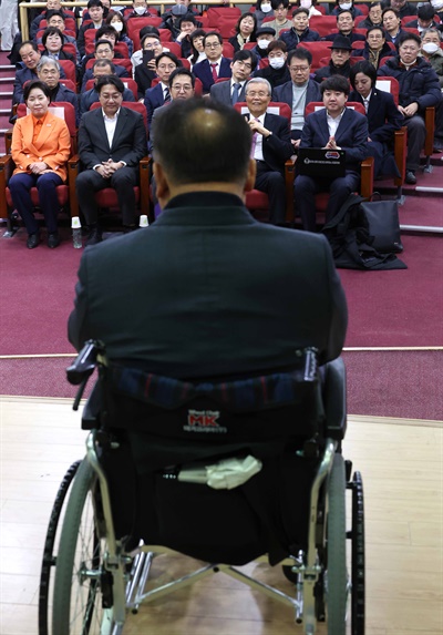 17일 국회 의원회관에서 열린 새로운선택-세번째권력 공동창당대회에서 참석자들이 무소속 이상민 의원의 축사를 듣고 있다. 