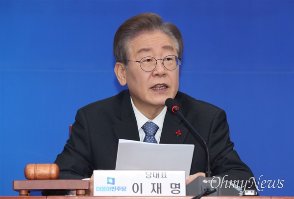 이재명 더불어민주당 대표가 18일 서울 여의도 국회에서 열린 최고위원회의에서 발언하고 있다.
