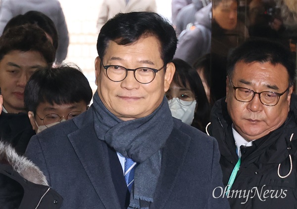 송영길 소나무당 대표의 보석이 받아들여져 불구속 상태에서 재판을 받게 됐다. 사진은 지난해 12월 18일 영장실질심사를 받기 위해 법원에 출두하고 있는 송 대표의 모습이다.