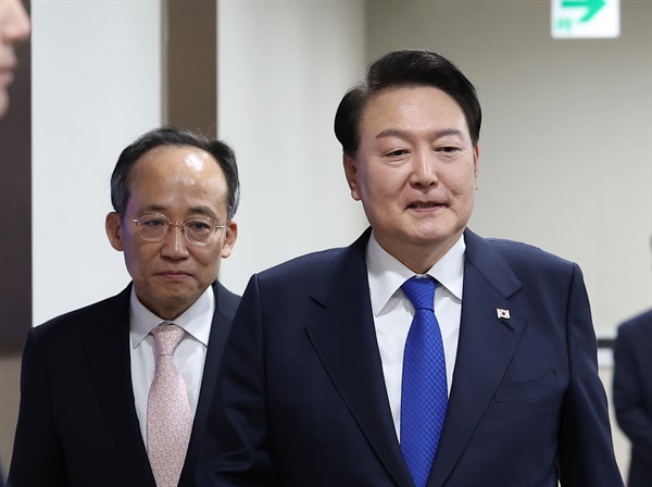윤석열 대통령이 11월28일 서울 용산 대통령실 청사에서 열린 국무회의에 입장하고 있다.