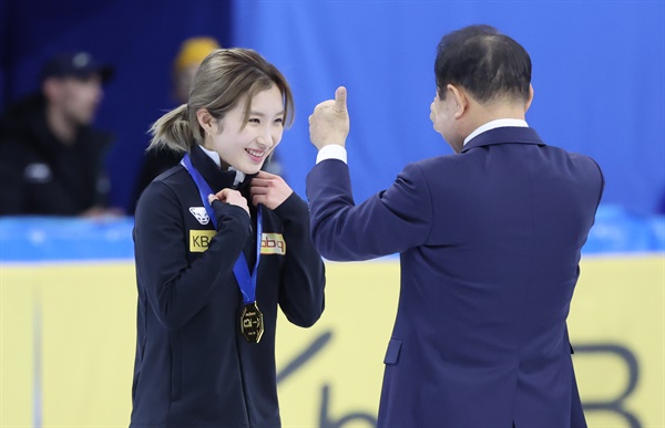  17일 오후 서울 양천구 목동아이스링크에서 열린 국제빙상경기연맹(ISU) 쇼트트랙 월드컵 4차 대회 여자 1,500m 2차 레이스 결승에서 우승한 김길리(4)가 금메달을 받고 있다. 