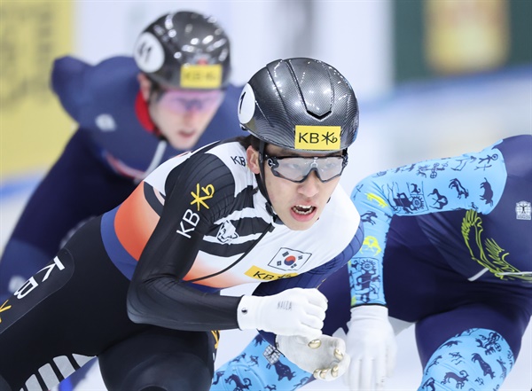  17일 오후 서울 양천구 목동아이스링크에서 열린 국제빙상경기연맹(ISU) 쇼트트랙 월드컵 4차 대회 남자 1,500m 2차 레이스 결승에서 박지원이 역주하고 있다.