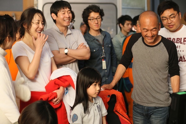  <소원>은 2011년 상업영화 감독 은퇴를 선언했던 이준익 감독(오른쪽에서 두 번째)의 복귀작이었다.