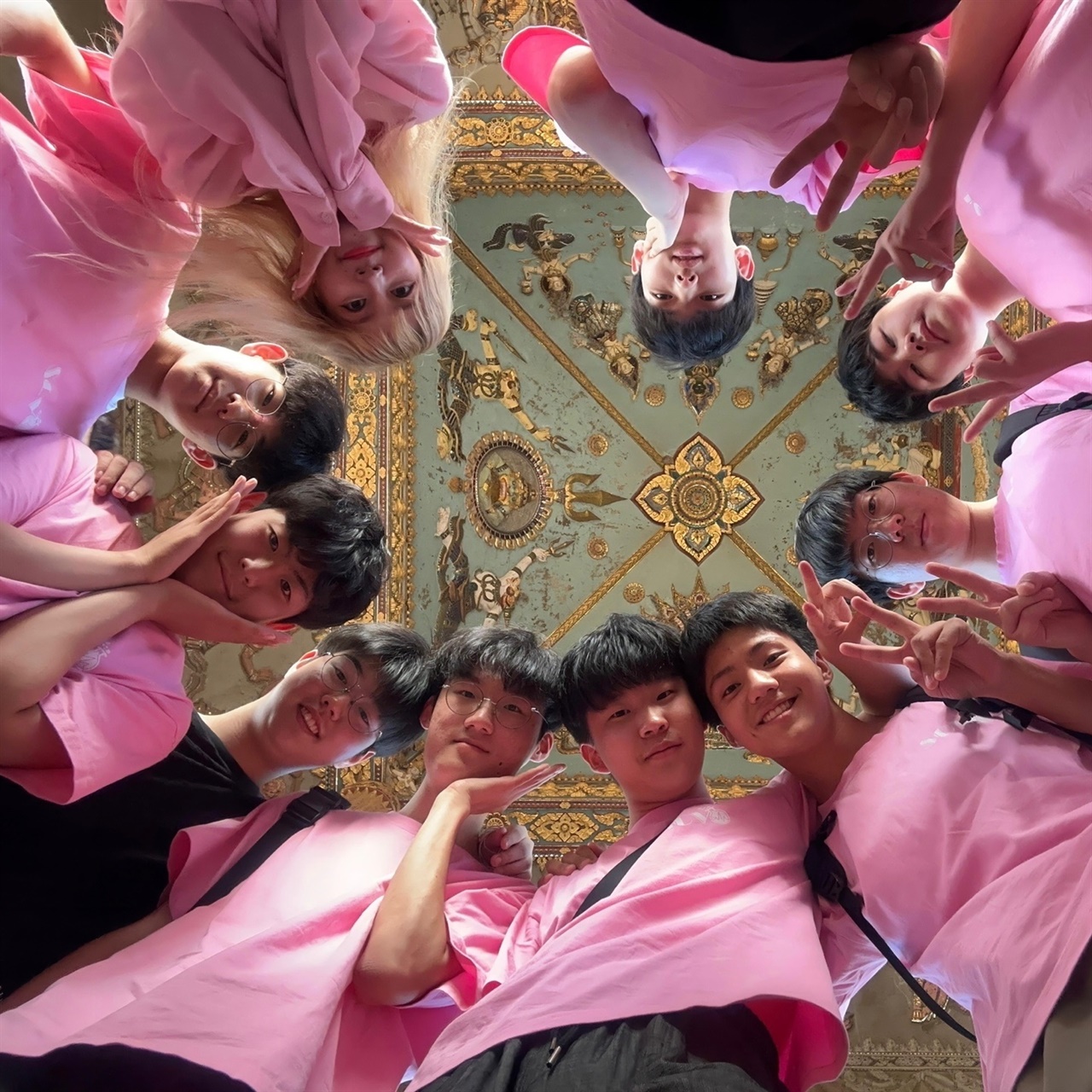 SCV 학생들과 장유리 선생님의 단체 사진