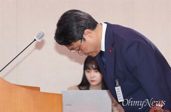  강도형 해양수산부 장관 후보자가 19일 서울 여의도 국회에서 열린 인사청문회에서 모두발언을 마친 뒤 인사하고 있다. 
