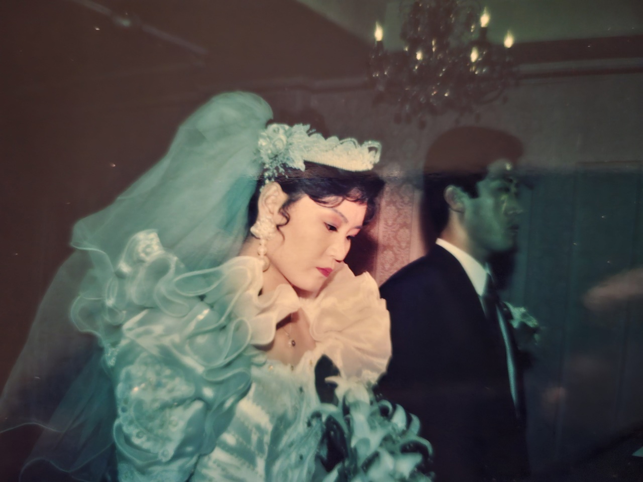 필자의 30여 년 전 결혼식 모습이다.