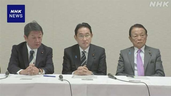 일본 집권 자민당의 '비자금 스캔들' 관련 간부회의를 보도하는 NHK방송