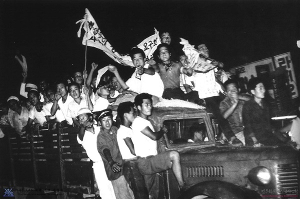1960년 4월 26일 오후 마산으로 진입하는 부산시위대 모습