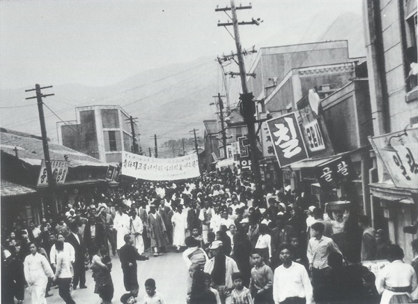 1960년 4월 24일 할아버지 시위대가 마산 시내를 행진하는 모습