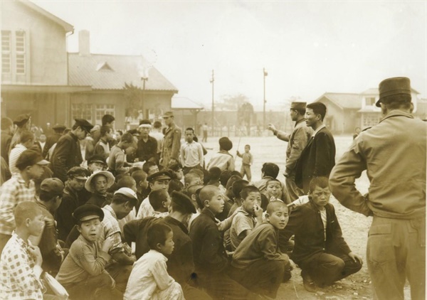 1960년 4월 26~27일 마산 무학국민학교 교정에 수용된 부산시위대 모습